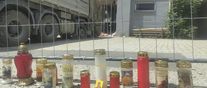 Erste Kerzen brennen bereits am Unfallort für die Verstorbene