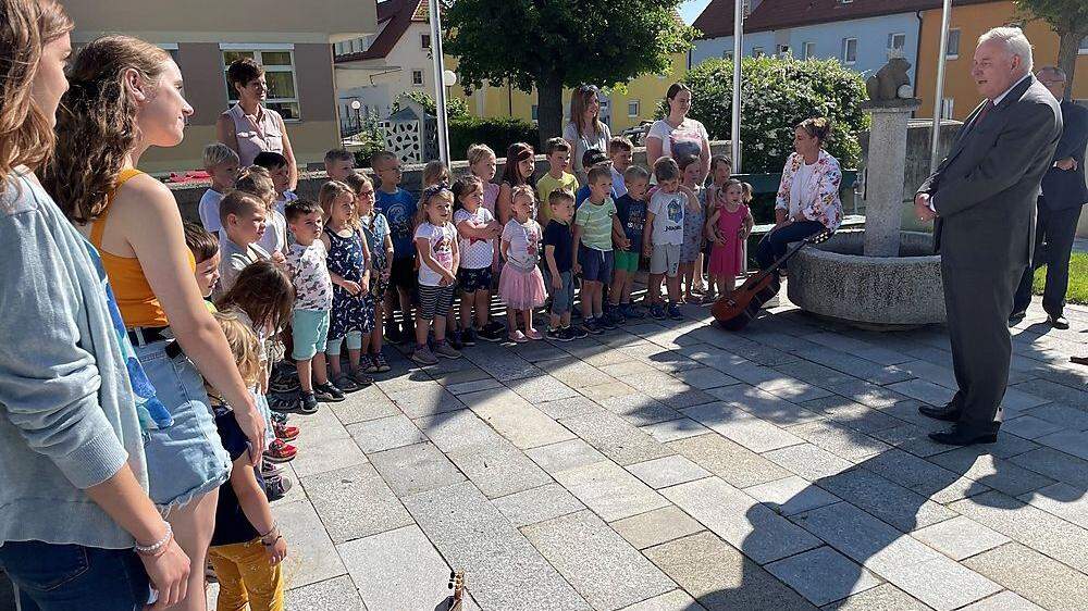 Die Kinder vom Kindergarten Kraubath sangen dem Landeshauptmann Hermann Schützenhöfer bei der Begrüßung ein Ständchen 