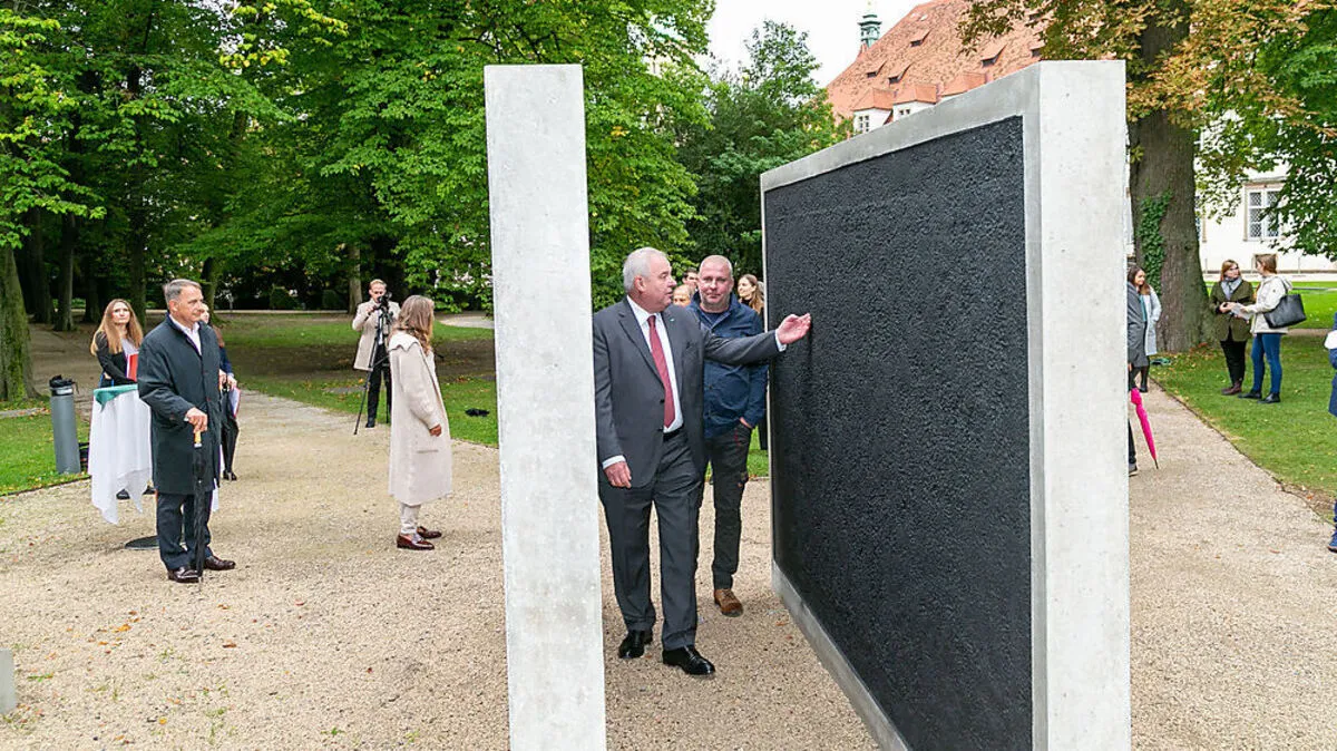 "Distanzierte Nähe" von Wolfgang Becksteiner im Grazer Burggarten