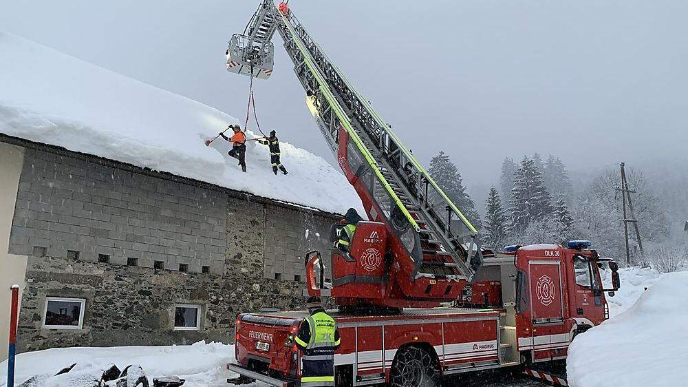 Das Dach des Wirtschaftsgebäudes wurde von den Schneemassen befreit 