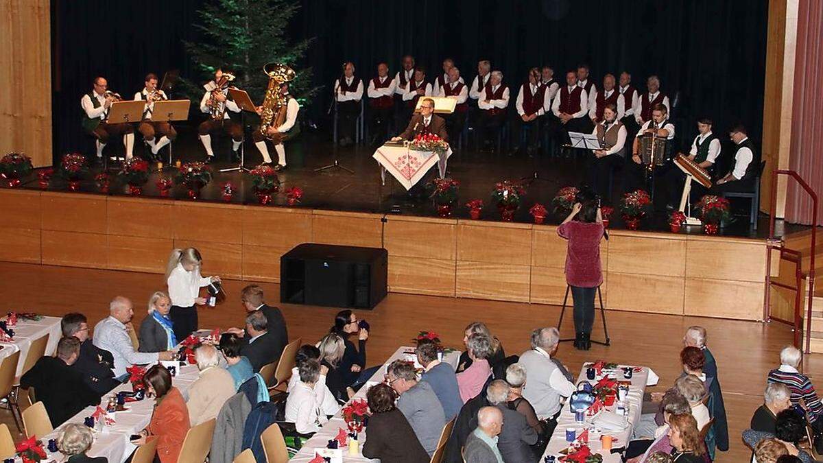 Die Gaaler Weisenbläser, die Kärntner Sänger Knittelfeld und die Hausmusik Rinner auf der Bühne