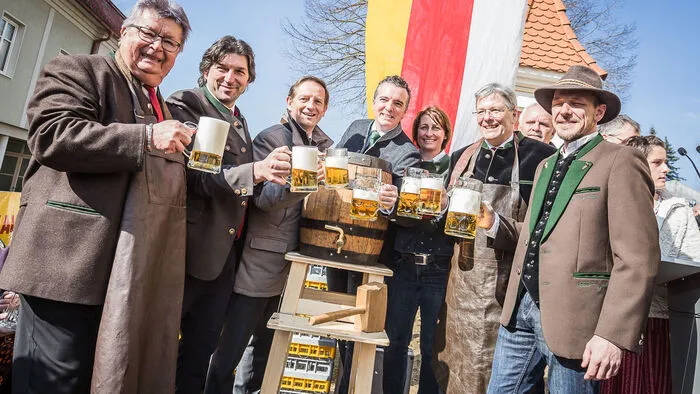 Mit einem Umzug und dem anschließenden Bieranstich wurde der Josefimarkt gestern offiziell eröffnet.
