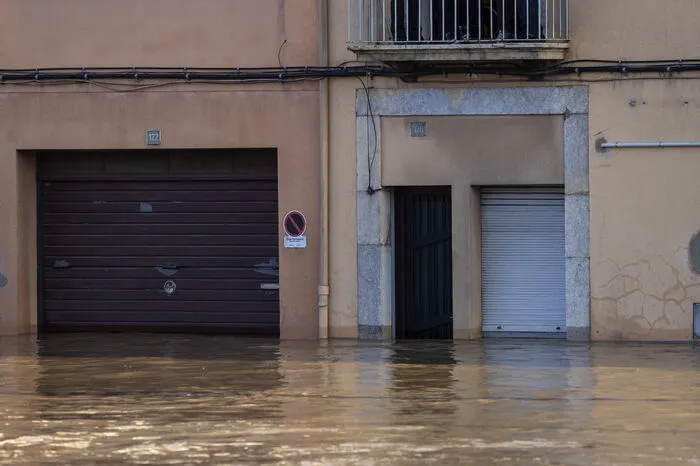 Obwohl sich das Wetter inzwischen beruhigte, war die Lage am Donnerstagnachmittag vor allem in Girona knapp hundert Kilometer nordöstlich der katalanischen Hauptstadt Barcelona noch angespannt.