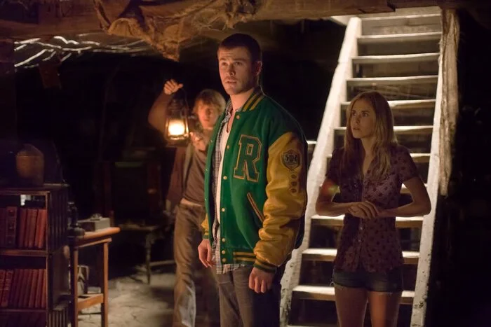 ANNA HUTCHISON, CHRIS HEMSWORTH and FRAN KRANZ in THE CABIN IN THE WOODS, 2012, directed by DREW GODDARD. Copyright METRO GOLDWYN MAYER. Credit: METRO GOLDWYN MAYER / Album