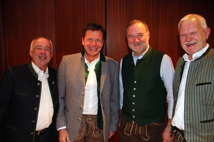 Das Publikum dankte für die Darbietungen mit stürmischem Applaus, auch Bürgermeister Jochen Bocksruker und Kulturreferent Andreas Albrecher waren von diesem Abend hellauf begeistert.