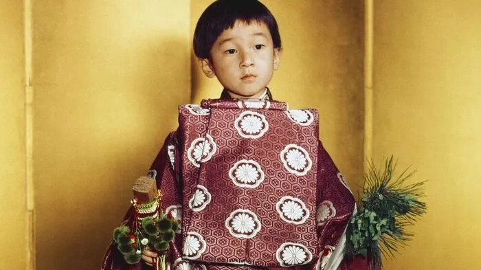 Naruhito als Fünfjähriger im Togu-Palast.