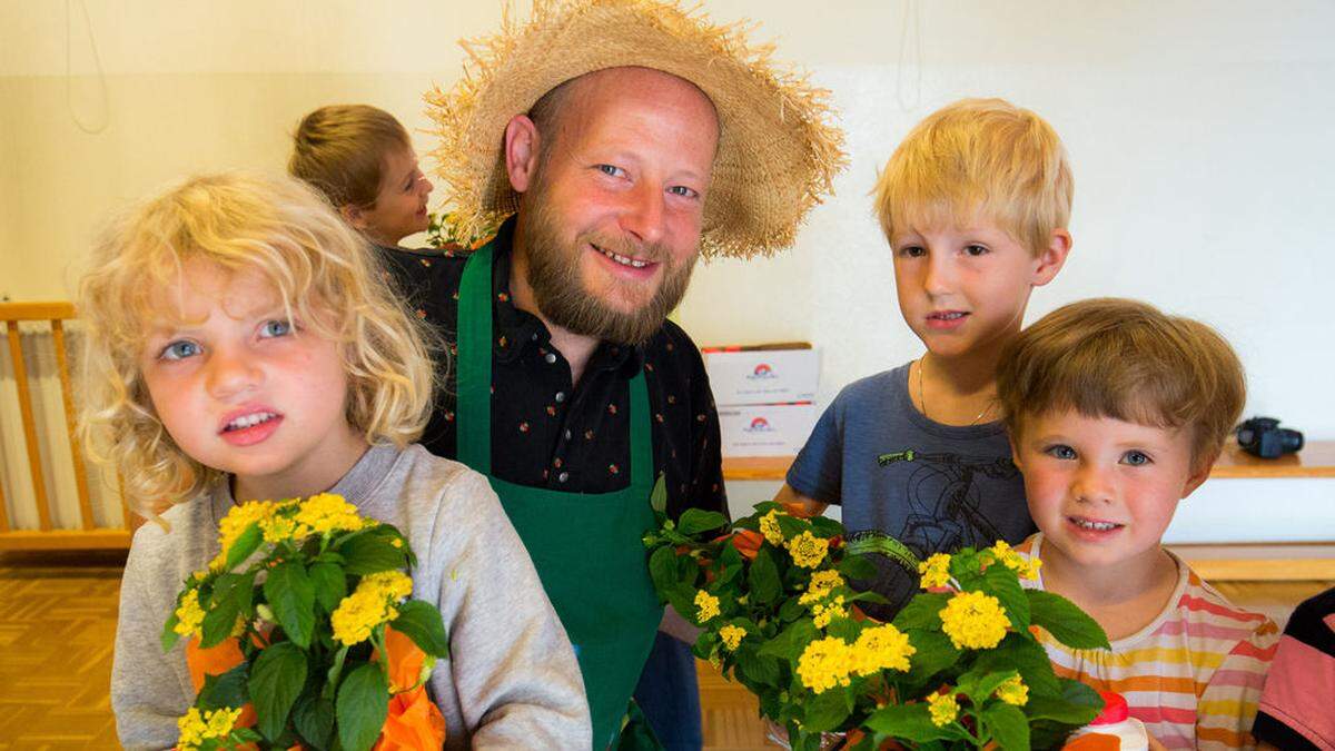 Gärtnermeister "Flori" besucht die Kindergärten