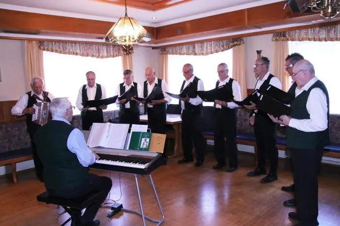 Mit Volksmusik begeisterte zwischendurch Pepi mit seiner Combo und Reinhold Haring brachte die Gäste mit Texten von Eduard Walcher zum Schmunzeln.