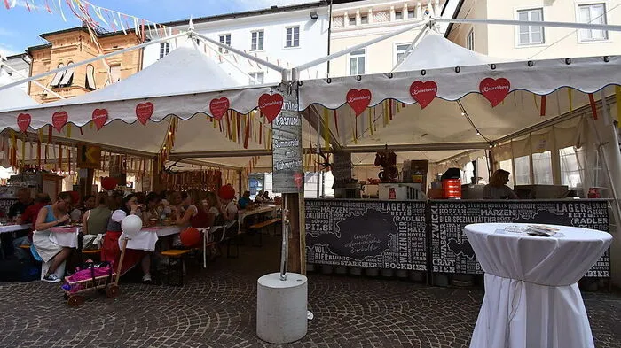 Der Hauptplatz ist mit seinen acht Wirten einer der meist frequentierten Plätze am Kirchtagsgelände