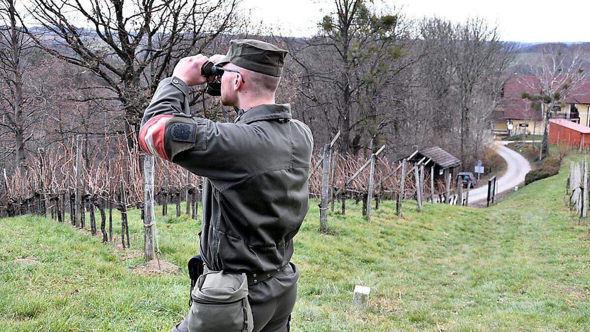 Ein junger Milizsoldat überwacht die Grüne Grenze im Bereich Sulztal an der Weinstraße