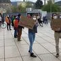 Die Demonstranten vor dem Congress Center in Villach