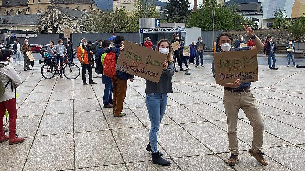 Die Demonstranten vor dem Congress Center in Villach