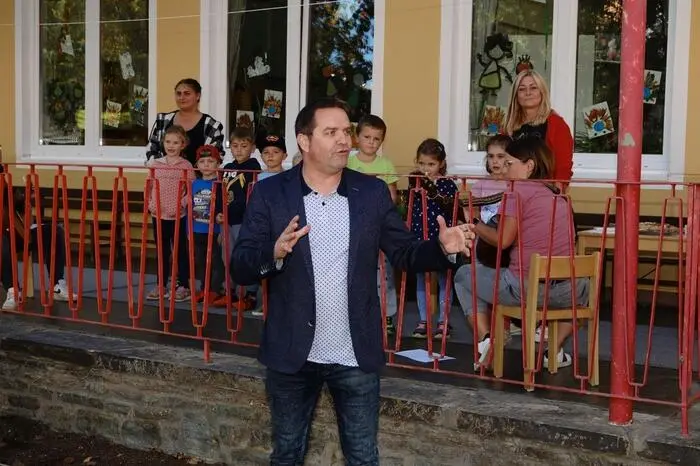 Unter kräftiger Mithilfe der schon etwas älteren Kinder setzte Bürgermeister Günter Reichhold das Bäumchen in die Erde.