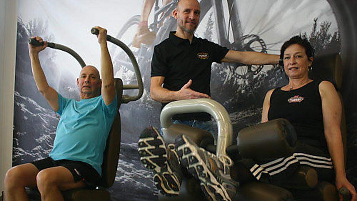 Sieglinde und Wolfgang beim Training mit Studioleiter Jochen Bathe