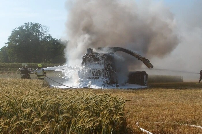 Durch den massiven Einsatz von Löschmitteln, wobei man auch auf das Wasser eines nahegelegenen Teiches zurückgreifen konnte, war das Feuer innerhalb einer halben Stunde unter Kontrolle. Die Maschine brannte jedoch völlig aus.
