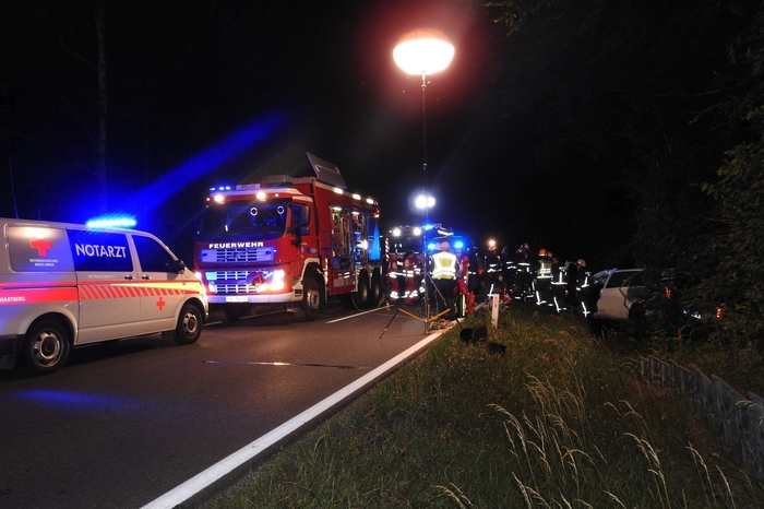 Beim Eintreffen am Einsatzort stellte sich heraus, dass der Lenker vom Taxi im PKW eingeklemmt war, während sich die Insassen vom zweiten PKW bereits selbst befreien konnten.