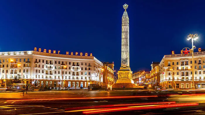 Der Siegesplatz bei Nacht