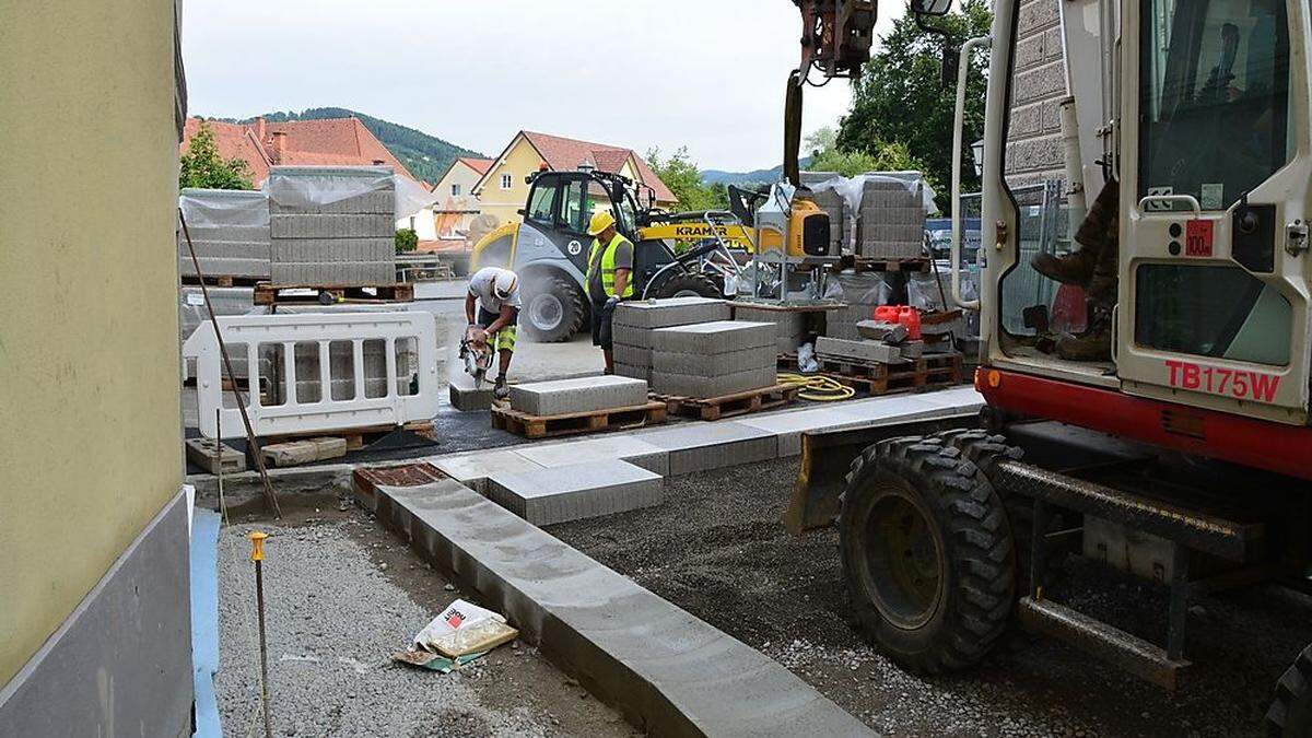 Verlegearbeiten der Betonpflastersteine am Hohen Platz