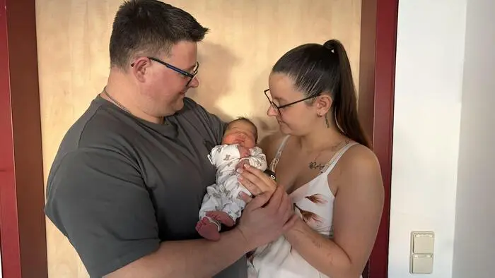 Familienglück mit der kleinen Emilia | Die ruhigen Nächte sind für Michelle und Peter aus Bruck nun vorbei. Seit dem 13. September bestimmt Emilia, wie lange ihre Eltern schlafen dürfen. 3470 Gramm wog sie am Tag ihrer Geburt.