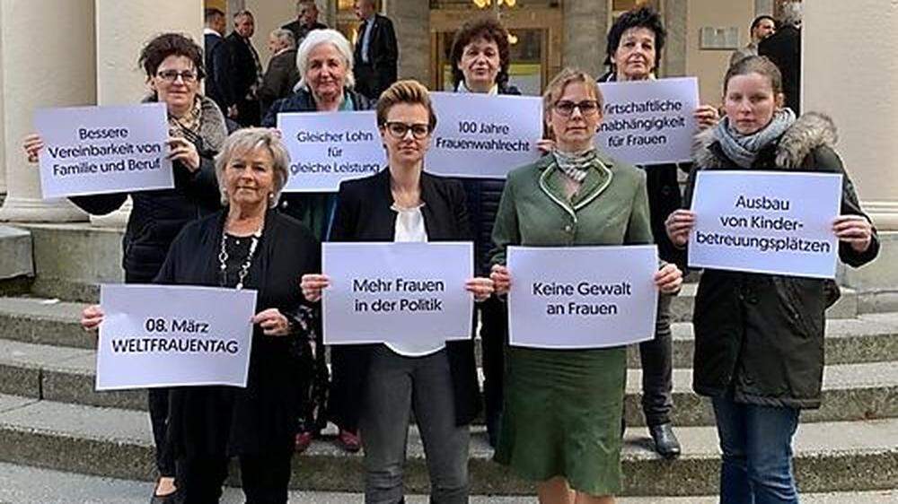 Auf das Bild für mehr Frauenrechte wollten nur FPÖ und ÖVP-Frauen 