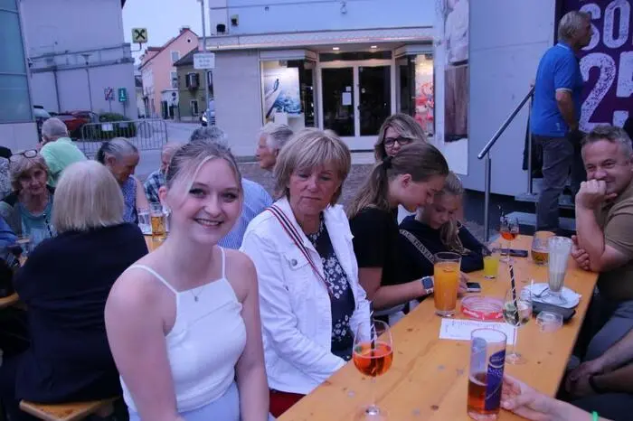 Selbst das unsichere Wetter konnte die Fans der Musik der schwedischen Kultband ABBA nicht vom Besuch abhalten.