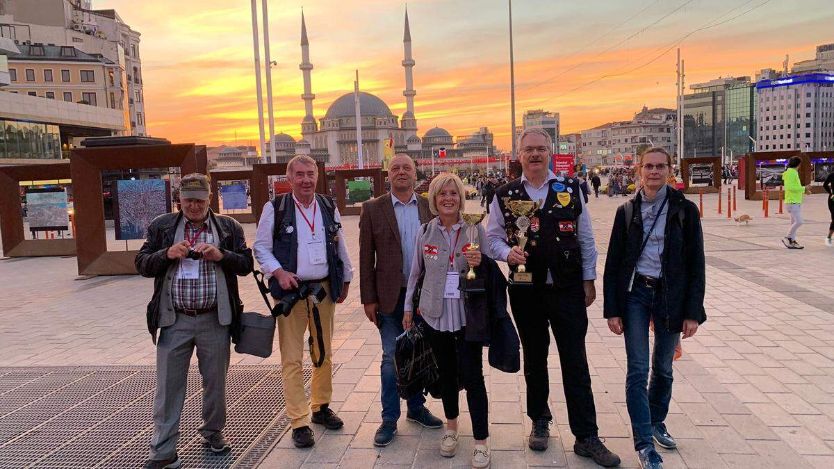 Das erfolgreiche österreichische Team mit Elisabeth Dobnig (Mitte) in Istanbul 