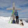Auch ohne Worte sind sich Hund und Herrl einig: Der Aufstieg zum Gipfelkreuz am Stubeck hat sich gelohnt