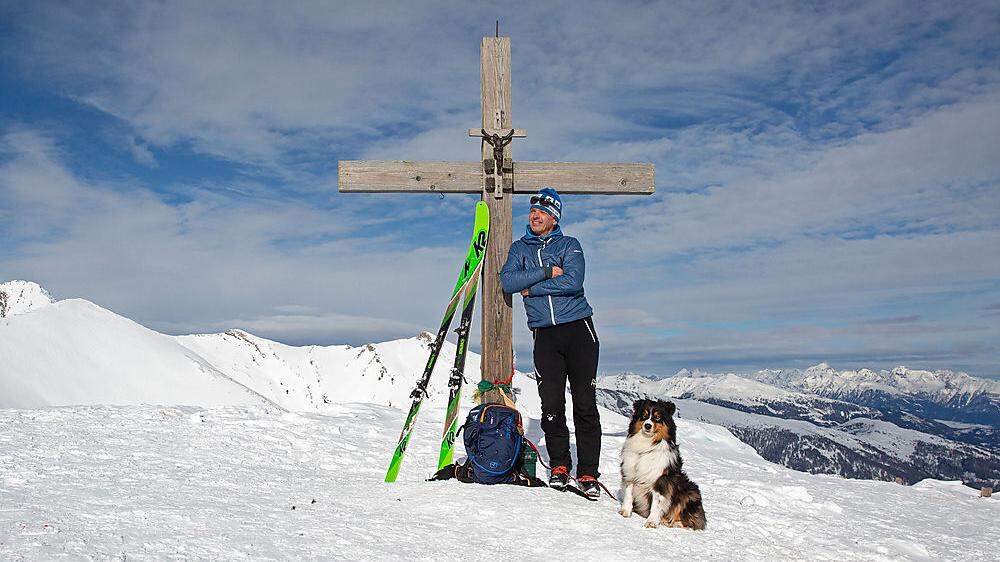 Auch ohne Worte sind sich Hund und Herrl einig: Der Aufstieg zum Gipfelkreuz am Stubeck hat sich gelohnt