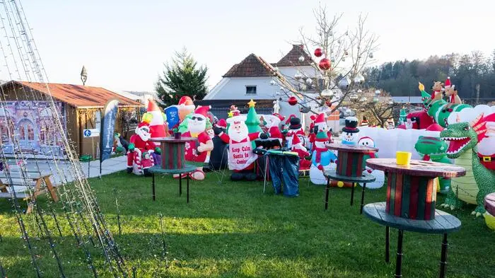Mehr als 400 Acrylfiguren und an die 160 aufblasbare Figuren quer verstreut und von rund 300.000 LED-Lichtern bestrahlt, sollen eine vorweihnachtliche Stimmung vermitteln.