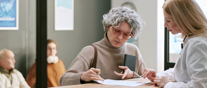 Eine besondere Herausforderung in Bezug auf die Patientensicherheit ist die Übergabe von Informationen zwischen unterschiedlichen Einrichtungen: etwa vom Hausarzt zum Spital und wieder zurück.