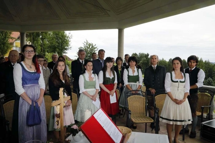 Eine Vielzahl von Festgästen nahmen mit der Familie Thaller an der Andacht teil, auch Ehrengäste...