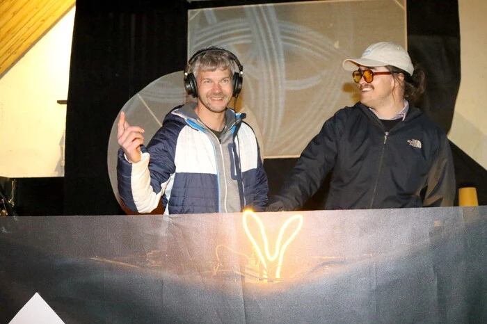 Als DJs am Karsamstag unter anderen im Einsatz: Maximilian Grün, Dietmar Galli (rechts) sowie Michael Lagler (links). 