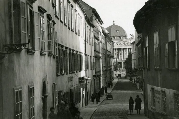 Die Burggasse wurde bereits im Mittelalter angelegt und führte einst entlang der Stadtmauer von der landesfürstlichen Burg hinunter.