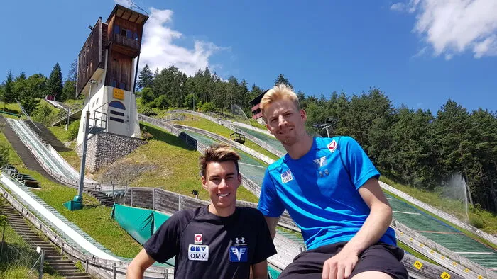 Stefan Kraft (links) und Michael Hayböck in der Villacher Alpenarena