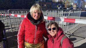 Cindy und Kathi waren die ersten: Schon um viertel Fünf postierten sie sich vor der Stadthalle