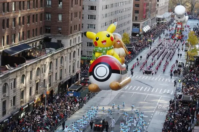 Der mehrstündige Umzug mit Festwagen, Marching Bands und vielen Fußgruppen lief am Tag des US-Erntedankfestes vom Central Park in der Upper West Side bis zum Herald Square in der Nähe des Empire State Buildings im Zentrum Manhattans.