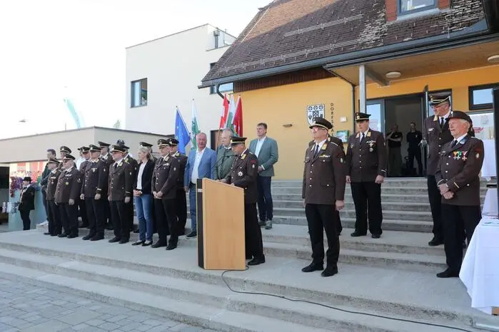 Im Anschluss präsentierten die Feuerwehren ihre vielfältigen Tätigkeiten und Einsatzgebiete vor einer großen Zahl an Ehrengästen und der interessierten Bevölkerung. 