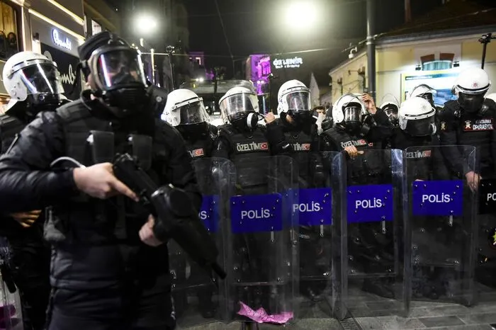 Die größte Demonstration zum Frauentag in der Millionenstadt Istanbul zieht normalerweise die Istiklal-Einkaufsstraße hinunter. Diesmal hatte die Polizei die Straße, die am Taksim-Platz beginnt, schon früh am Abend und weit oben abgesperrt. Auch einige U-Bahn-Stationen an der Istiklal-Straße waren gesperrt.  