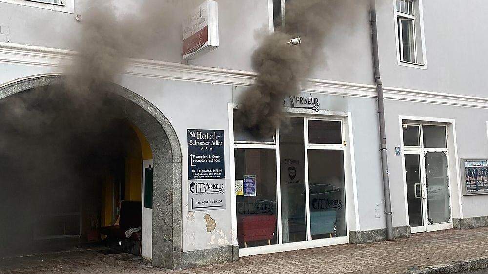 Dichter Rauch drang aus dem Gebäude