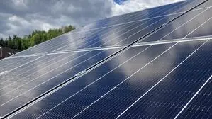 Eine große Photovoltaikfläche mit mehreren Modulen | Die NES setzt PV-Anlagen für Privat- und Gewerbekunden um