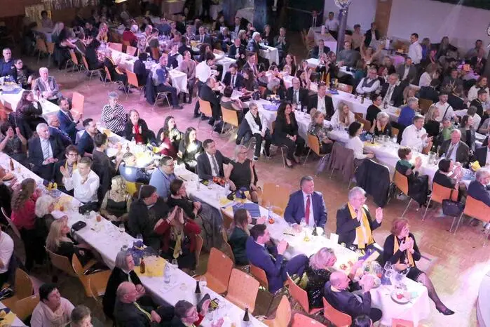 Aus dem Lachen nicht heraus kamen unter anderem „Hausherr“ Bürgermeister Walter Zemrosser mit seinem Vize Michael Baumgartner, Provisor John Opara, Unfallchirurg Wolfgang Palle, Humanomed Althofen-Verwaltungsleiter Markus Terkl, Rechtsanwalt Michael Huber, Raiffeisen Mittelkärnten-Geschäftsleiter Roland Krall, Backhendl-Experte Walter Neugebauer, Tierarzt Seppi Sucher, Tischlermeister Wilfried Ernst, Bezirks-TV St. Veit-Chef Hannes Merl, Figaro Martin Vallant-Taferner, Schuldirektor Hannes Scherzer sowie der Kärntner Faschingsgilden-Vizepräsident Oscar Schinogl. 