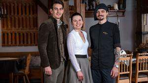 Hotelchefin Stephanie Brolli mit Sommelier Christopher Pohn (links) und Küchenchef Michael Kessler