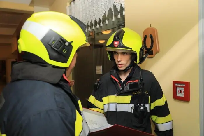 Im Gebäude waren mehrere Personen, zum Teil schwer verletzt, vom dichten Rauch eingeschlossen. Atemschutztrupps der  Wehren Knittelfeld, Betriebsfeuerwehr ÖBB und Apfelberg eilten ihnen zur Hilfe.