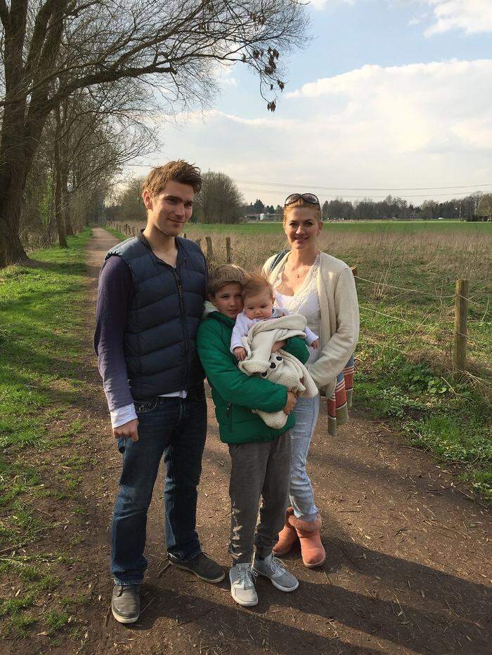 Nina Bott mit ihrer Tochter Luna (bald ein Jahr), Sohn Lennox (12) und ihrem Partner (und Lunas Papa) Benjamin Baarz