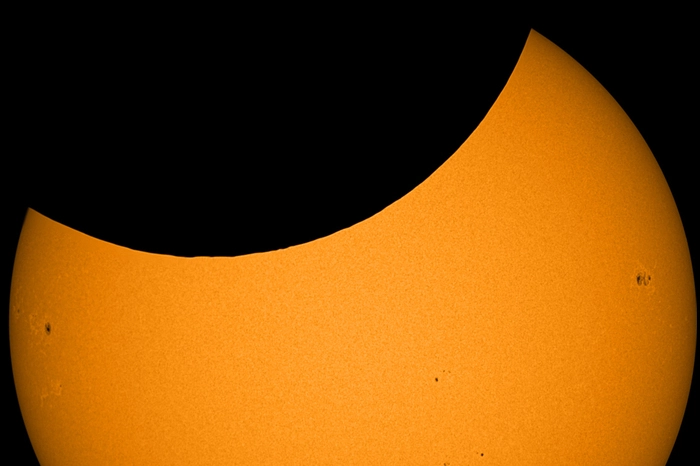 Sehr schön sind die Granulation der Sonnenoberfläche, bzw. die Fleckengruppen und der "ungleichmäßige" Mondrand zu erkennen. Mehr Fotos sind unter "Astro Tafelberg" zu bewundern.  