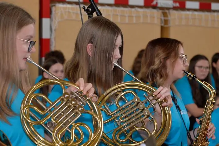 Das Schulorchester musizierte zum Auftakt und wurde vom 80-köpfigen Jubiläumschor abgelöst.