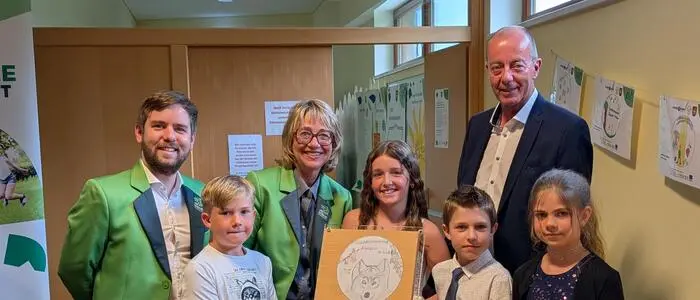 Mathias Rosenberger (Landentwicklung Steiermark), Vize-Kinderbürgermeister Lorenz Schneidhofer, Sandra Höbel (Landentwicklung Steiermark), Kinderbürgermeisterin Emilia Sinkovits, Kinderbürgermeister Leo Sumper, Bürgermeister Robert Schmierdorfer und Kinder-Vizebürgermeisterin Natalie Gollner