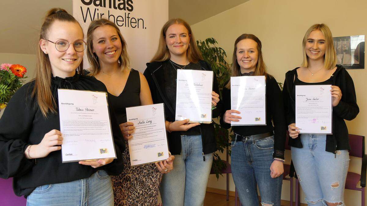 Die Schülerinnen Tabea Steiner, Noelle Lang, Carina Ponholzer, Marie Steiner und Jana Geiler freuen sich über ihre Urkunden