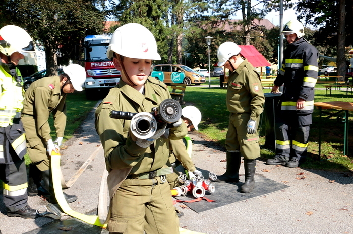 So mancher Knirps und so manches Mädchen sah begeistert der Bärnbacher Feuerwehrjugend bei einem Löschangriff zu. Die Mini-Florianis konnten das Feuer binnen kürzester Zeit löschen. Dafür gab es von den zahlreichen Besuchern tosenden Applaus.