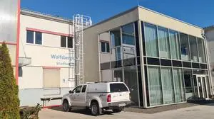 Zu sehen ist ein Gebäude, davor parkt ein Auto  | Die Stadtwerke Wolfsberg haben den Standort in der Lagerstraße ausgebaut und sind mit den administrativen Einheiten vom Lavanthaus hierher gezogen
